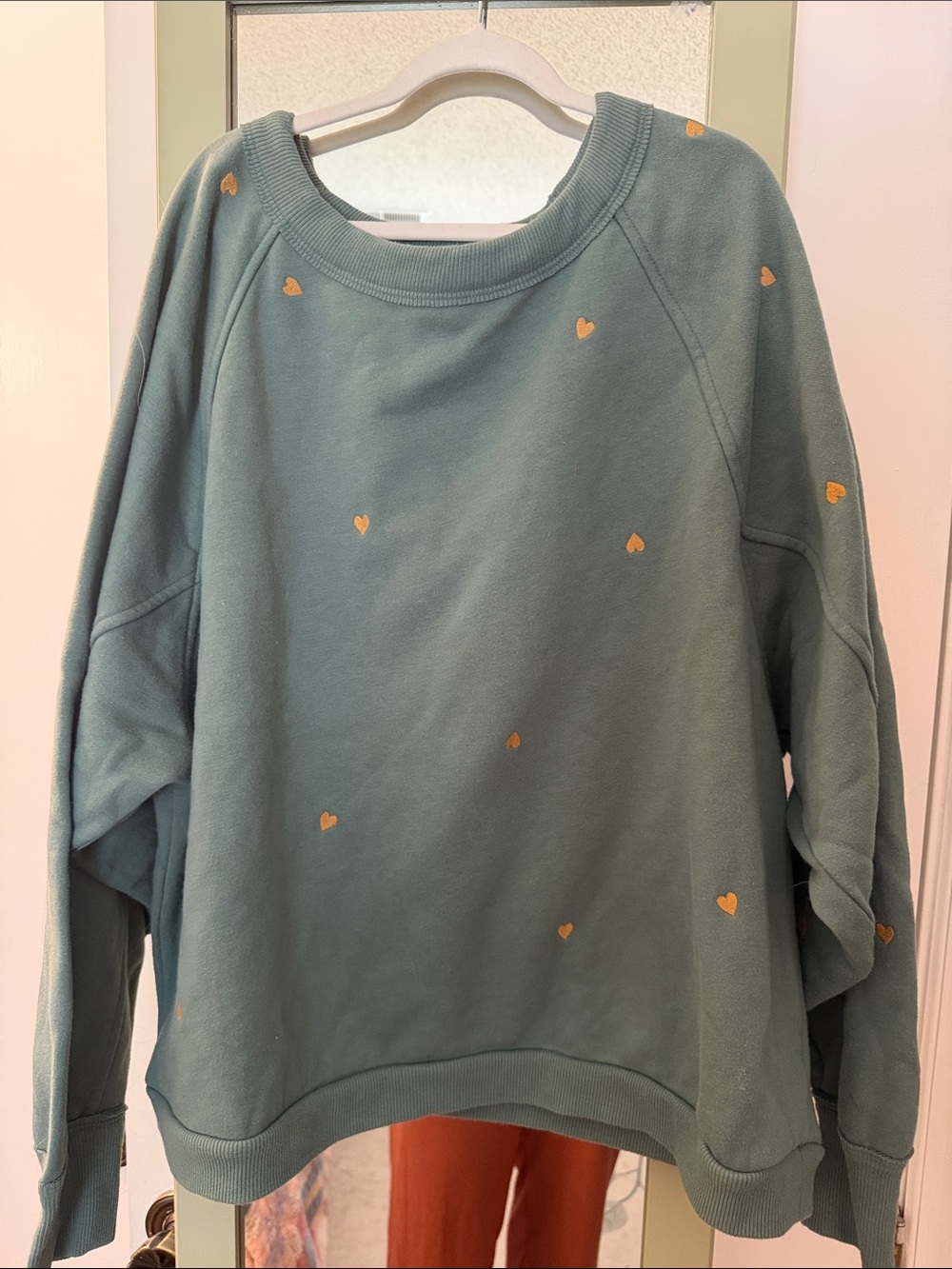 Universal Threads Relaxed Green Heart-Print Women's Sweatshirt